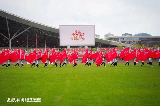 第45分钟，AC米兰前场定位球机会，本纳塞尔拨了一下，特奥起脚轰门，科斯蒂尔将球扑出。